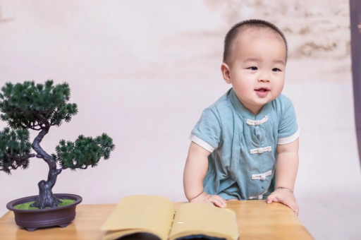 代怀包生男孩医院宝宝脸上小白点